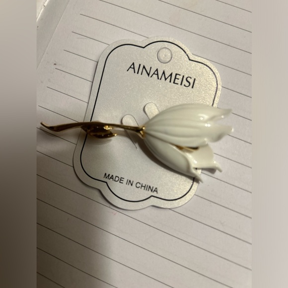 White Tulip Stick pin brooch. - Picture 3 of 3